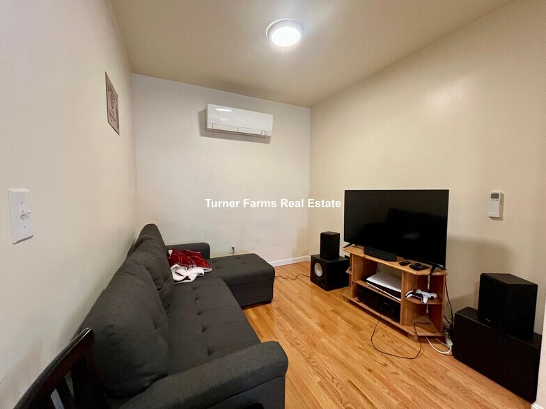 Building Photo - 525 E 3rd St