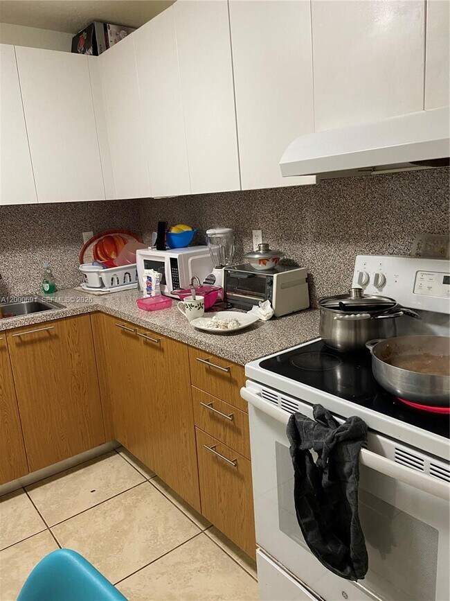 Building Photo - 15201 NE 6th Ave