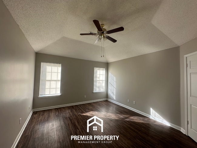 Building Photo - 7041 Ireland Dr