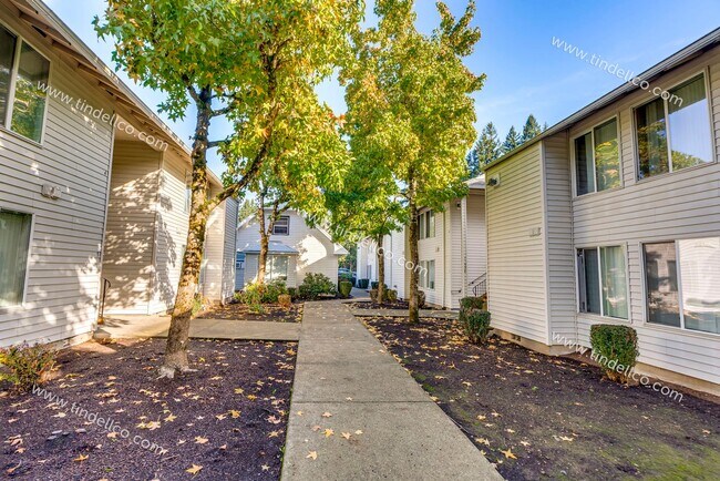 Building Photo - $500 OFF 2ND MONTH RENT** Spacious Pet-Friendly Top-Floor Unit w/ Parking Included!