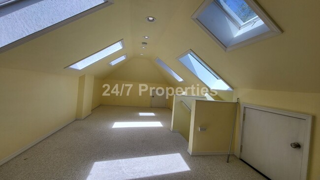 Building Photo - Stunning Home in Tranquil SW Neighborhood