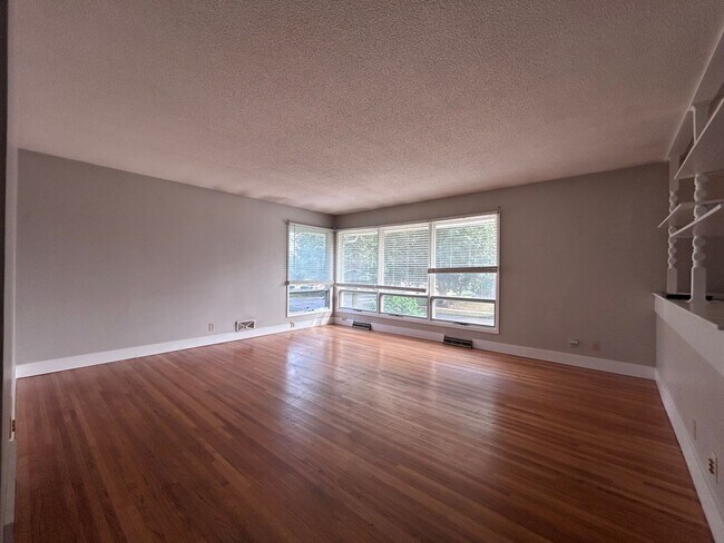 Building Photo - 4 Bed 2 Bath