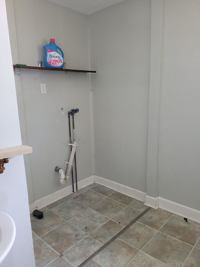 Building Photo - 3 Bed 2 Bath Bungalow walking distance to river