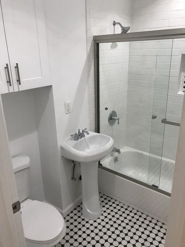 Full Bathroom View #2 - 430 West Linwood Avenue