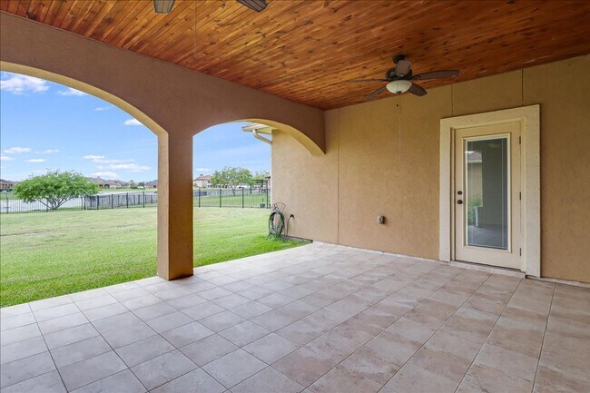 Building Photo - 6241 Lago Vista Dr