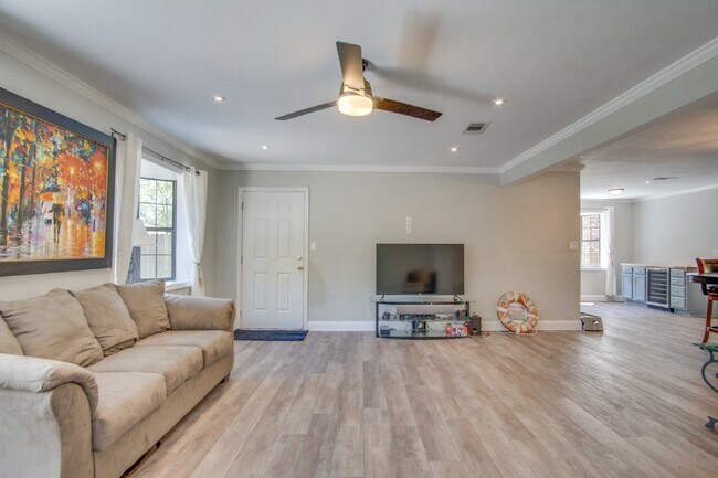 Building Photo - Modern and updated 3/ 2 bath ranch home in Old Hickory Subdivision of SW Pensacola Near NAS and P...
