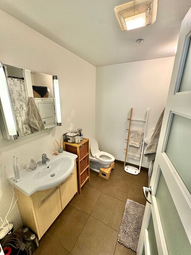 Building Photo - Prime Location 1-Bedroom + Office Den, 1-Bath Apartment
