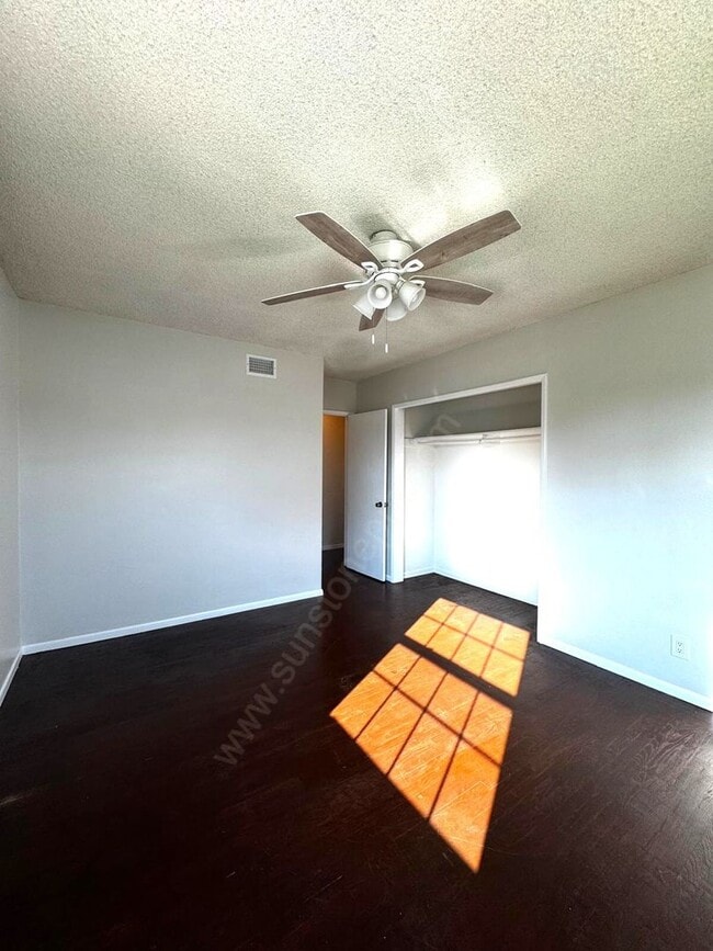 Building Photo - Stunning 3 Bedroom, 2 Bathroom Home on a L...