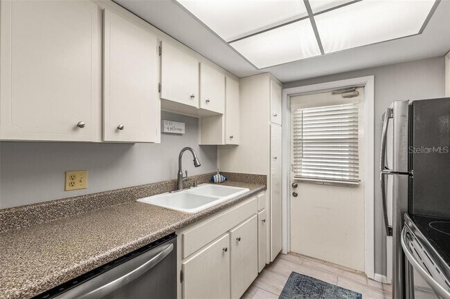 Building Photo - 650 Pinellas Point Dr S
