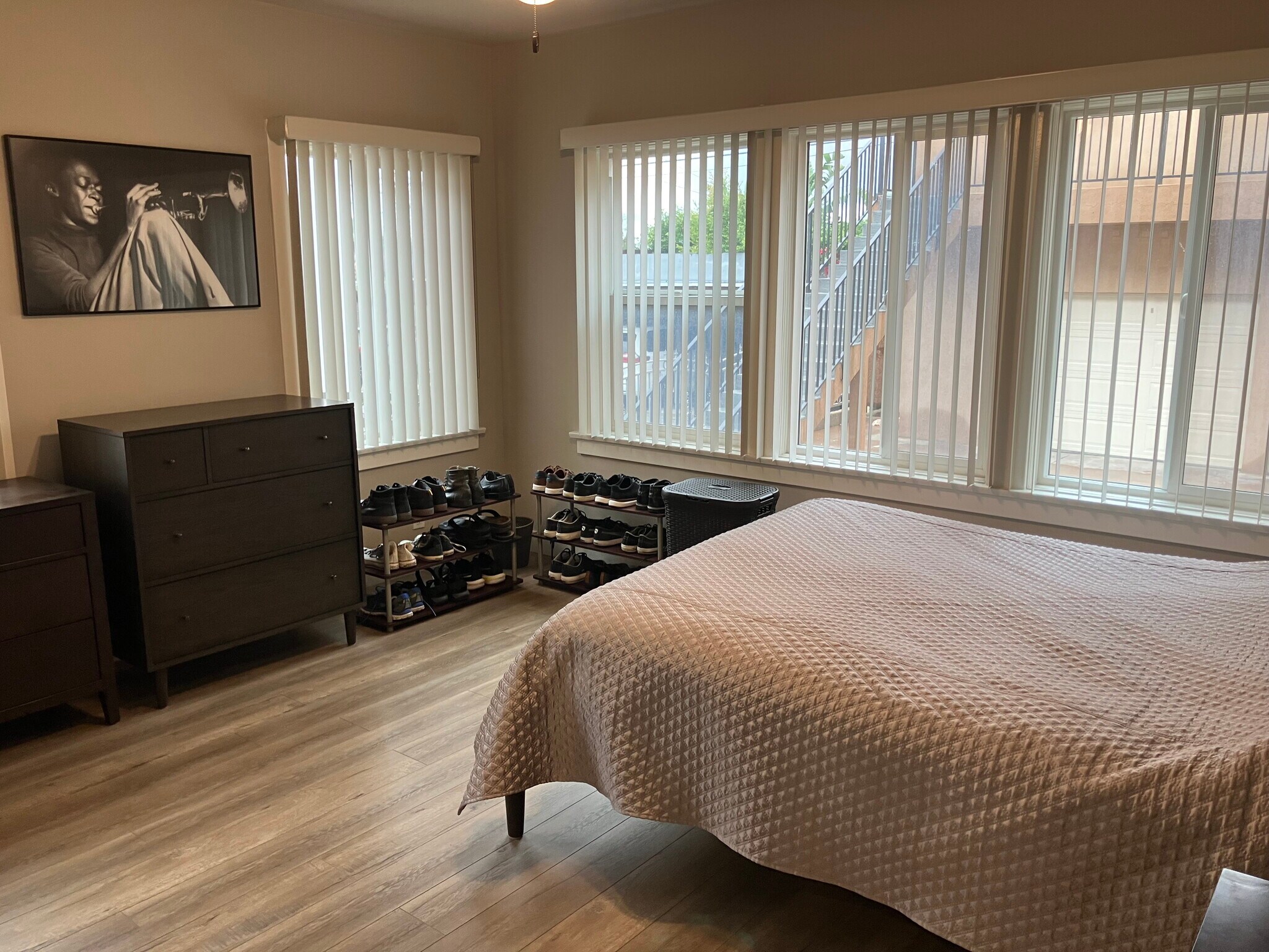 Building Photo - 2059 N Vermont Ave