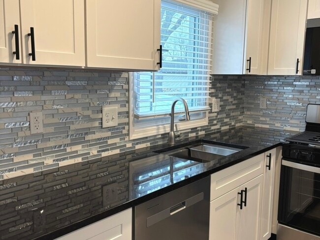 Building Photo - 5552 Lyman Ave