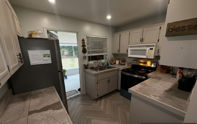 Building Photo - 3585 SW Pompano Rd