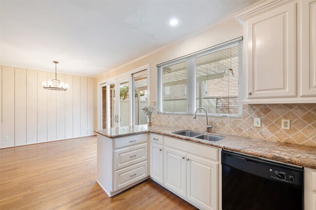 Building Photo - 5850 Valley Forge Dr