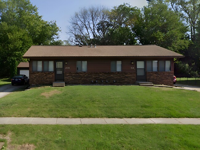 Primary Photo - 1320 Woodstock Ave