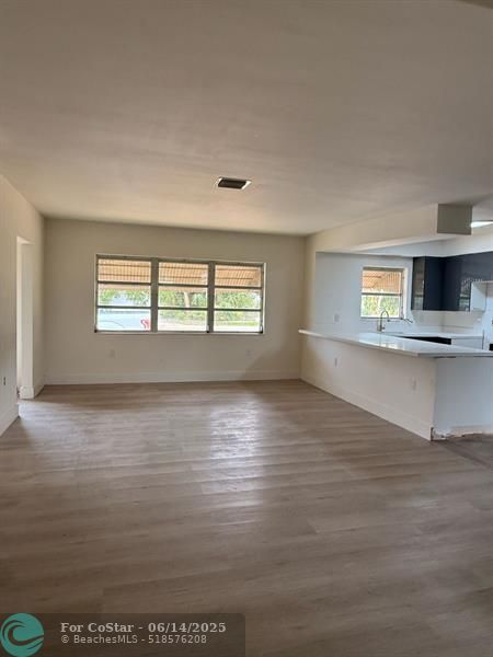 Building Photo - 237 E Ilex Dr