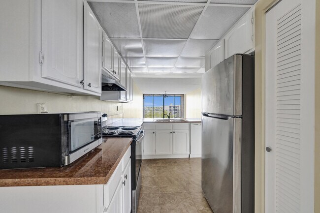 Building Photo - 12 Royal Palm Way