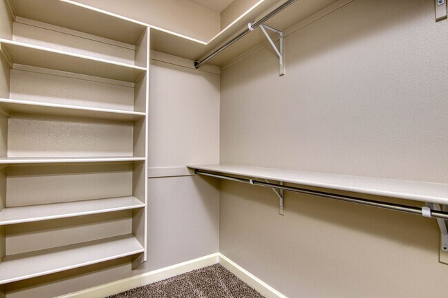 Building Photo - Furnished Eastside Beautiful 3 bed/2 baths...