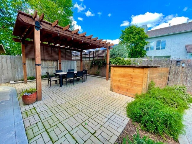 Building Photo - $3,500 Private pool, Solar Panels, 5 Bed, ...