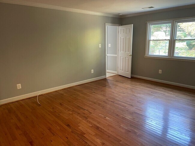 Building Photo - Cheerful 3 Bedroom 2 Bathroom With Office And Spacious Fenced Yard In Beautiful Pimmit Hills