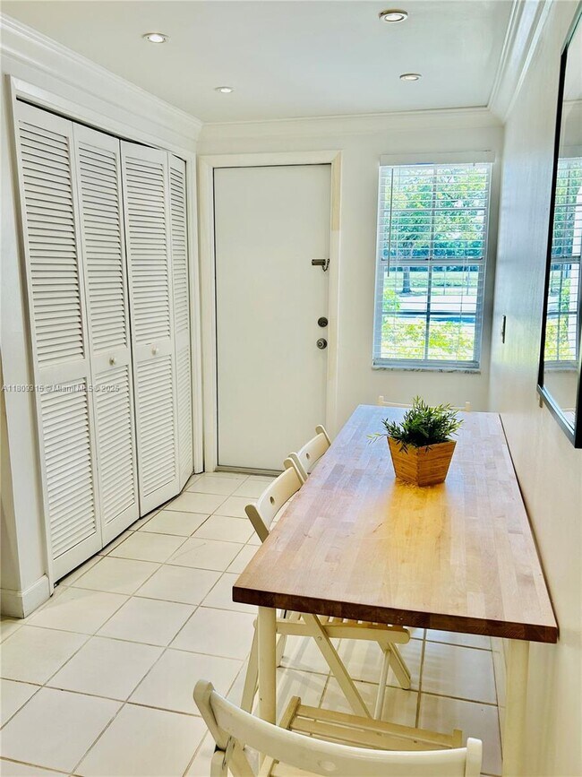 Building Photo - 2701 S Palm Aire Dr