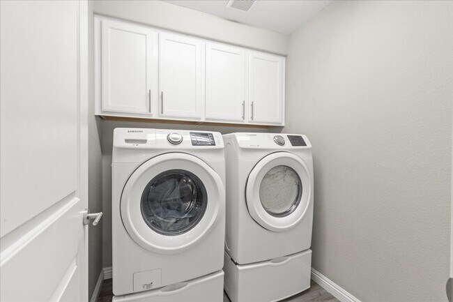 Building Photo - Spacious, Modern, Fully Furnished 3 Bedroom Home in Inspirada