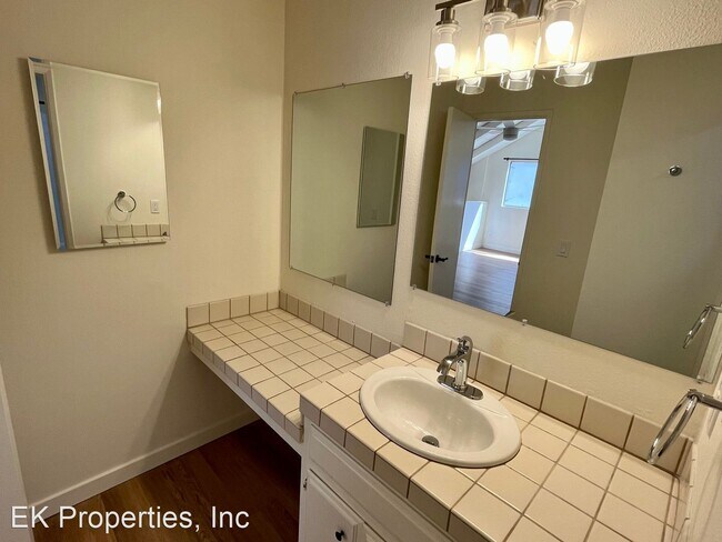 Building Photo - 2 br, 2.5 bath House - 140 Coop St