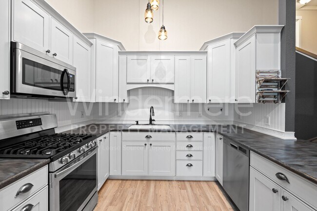 Building Photo - Updated 3 Bed 2 Bath Home With Brand New 2...