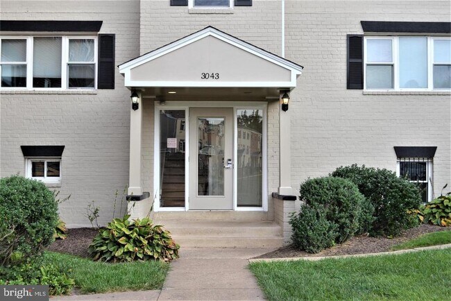 Building Photo - 3043 Patrick Henry Dr