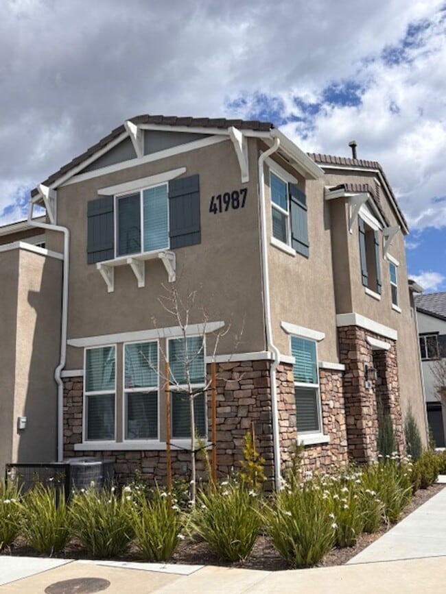Building Photo - Welcome home to this beautiful Murrieta Town Home!