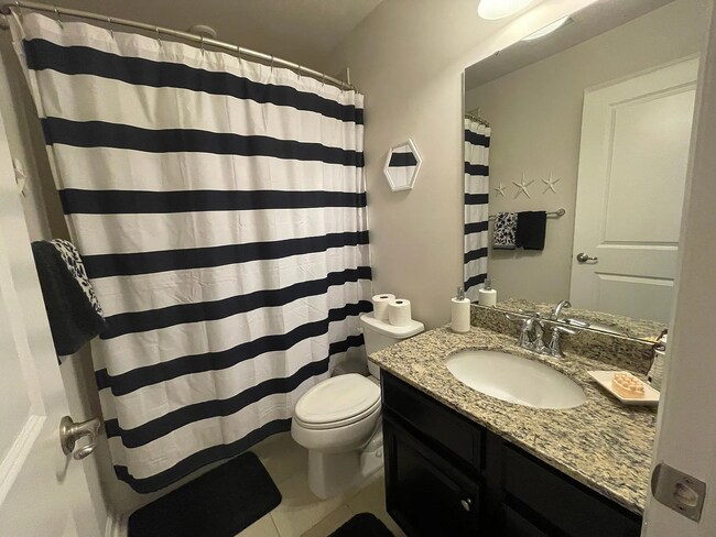 Building Photo - Stunning 3BD, 2.5BA End Unit Durham Townho...