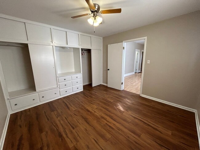 Building Photo - 3 Bedroom 1 Bath Large House with Garage & Many Amenities