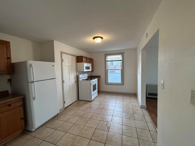 Building Photo - 23 Elm St