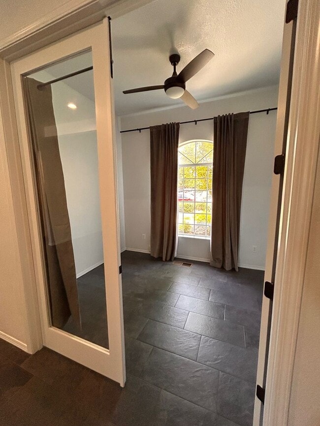 Building Photo - Beautiful home for rent in Visalia!