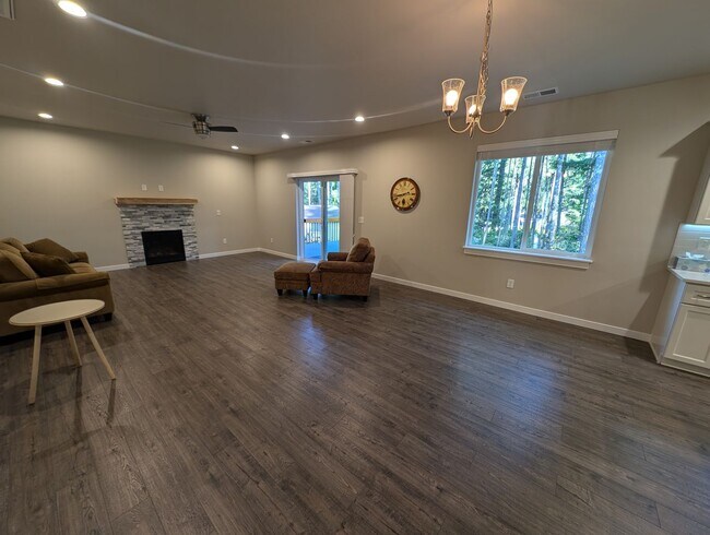 Building Photo - 550 E Rd of Tralee