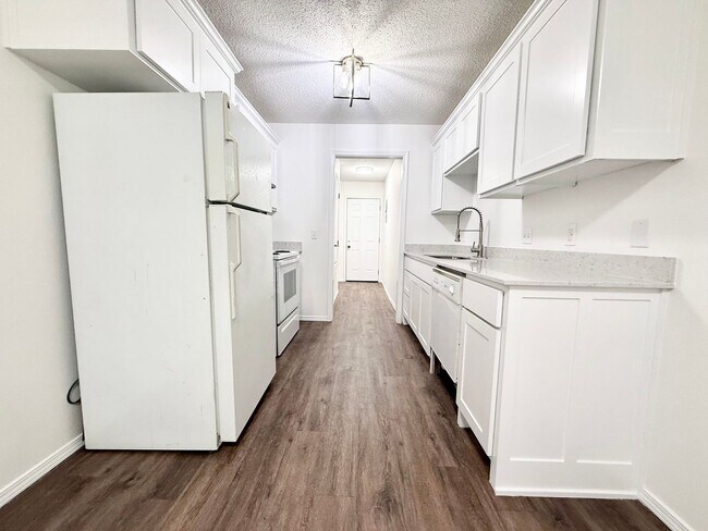 Building Photo - ***5905 B Sara Street***