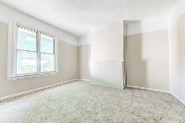 Building Photo - AVAILABLE NOW- 3 BEDROOM, 1.5 BATH HOME!