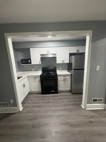 Building Photo - 921 Bonaparte Ave