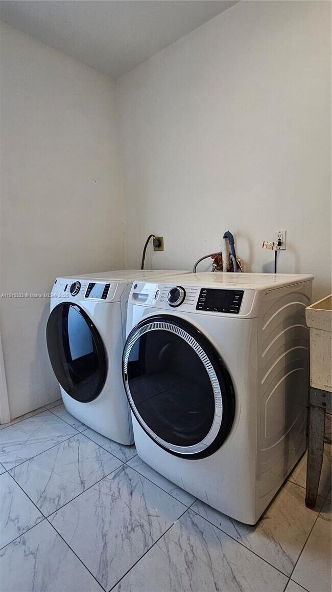 Building Photo - 8004 SW 29th St