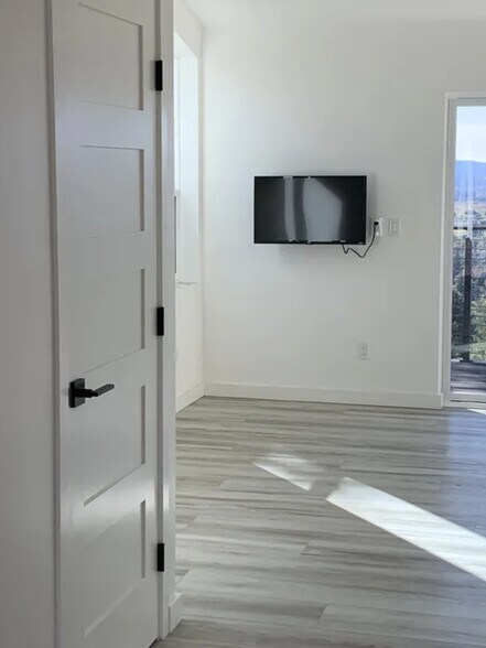 Living - 1195 Wikiup Dr