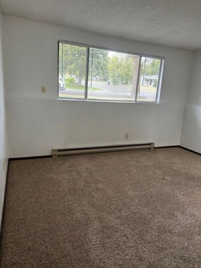 Building Photo - 4979-823/825 2nd St Duplex