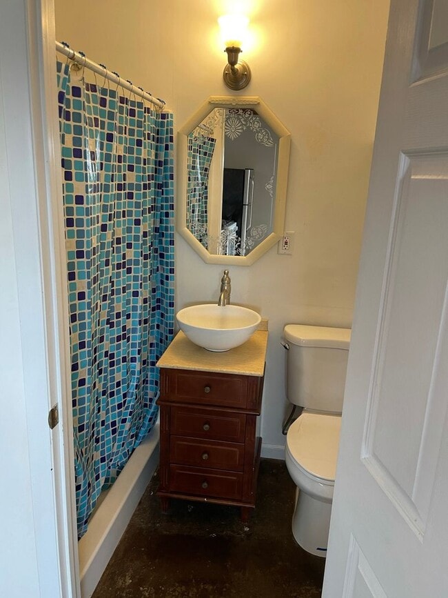 Building Photo - Cute, private, pet friendly 1 BD/ 1 bath h...