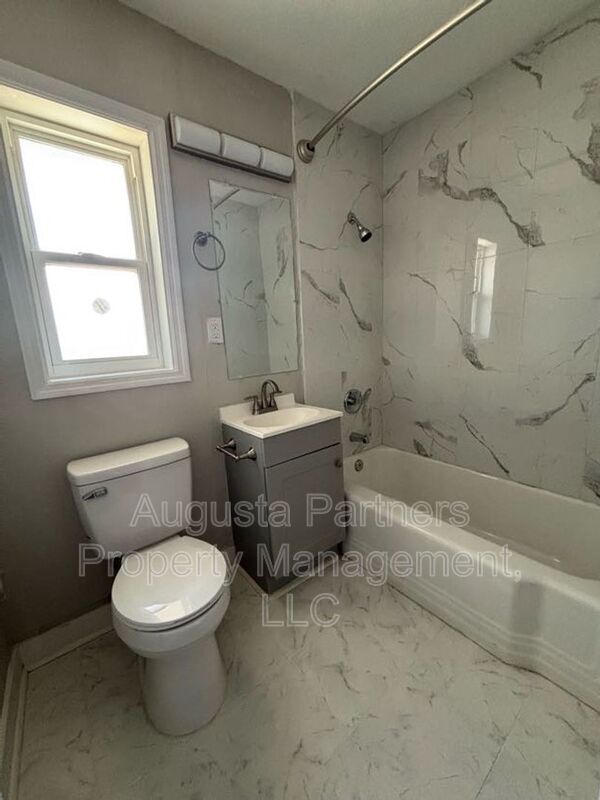 Building Photo - 110 3rd St