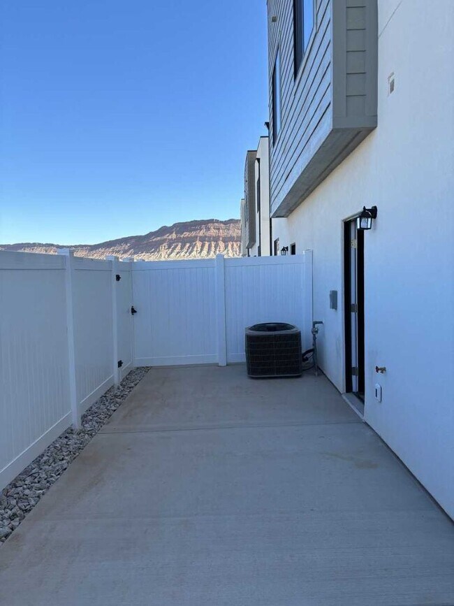 Building Photo - Crimson Park Townhome!