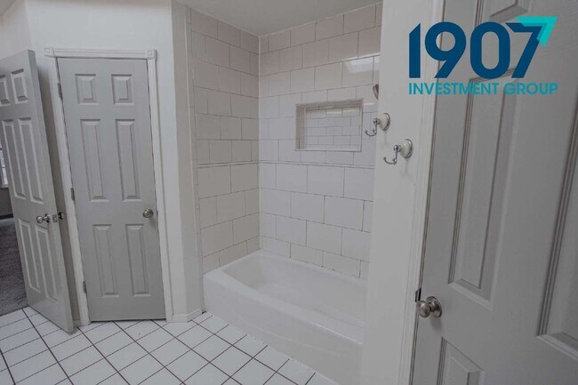 Building Photo - 3017 SW 92nd St