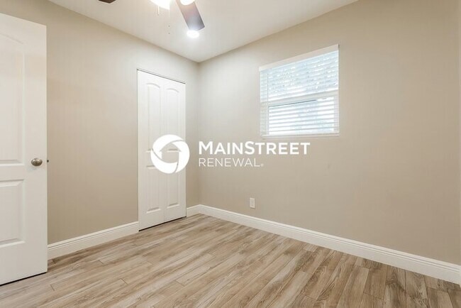 Building Photo - 4 Bedroom Pet-Friendly Home in Tampa, FL with Main Street Renewal