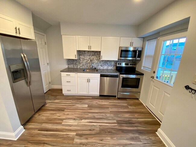 Building Photo - Charming 3 Bedroom/1.5 Bathroom Townhome in Dundalk, MD!