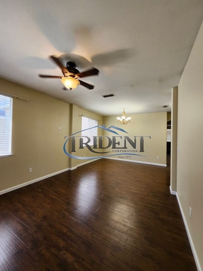 Building Photo - 3-bedroom 2-bath home with den located in Edgewater