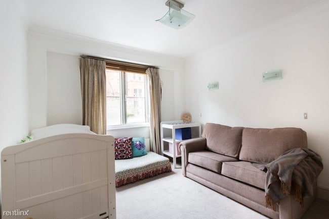 Building Photo - 42 W 12th St