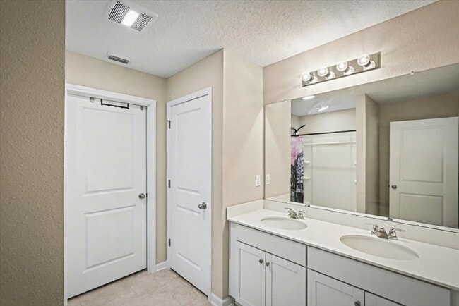 Building Photo - Beautiful Open Layout 4 Bed, 3 Full Bath | A True Masterpiece Backing to a Peaceful Pond with Mod...