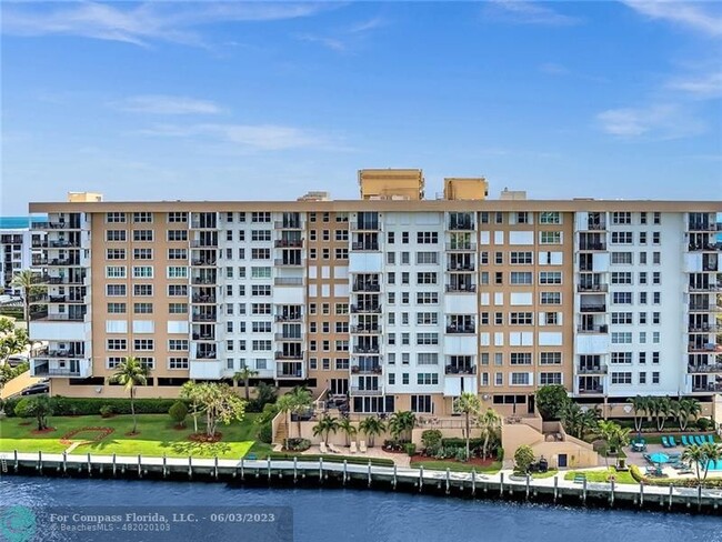 Building Photo - 1150 Hillsboro Mile-
